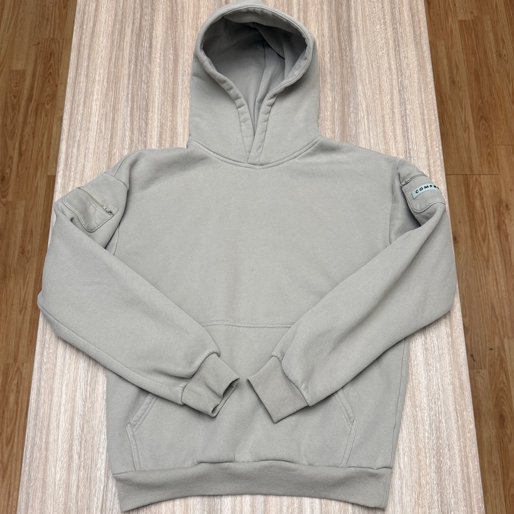 Comfrt Men’s Hoodie Size Medium in Tan Zip Pockets on Sleeves